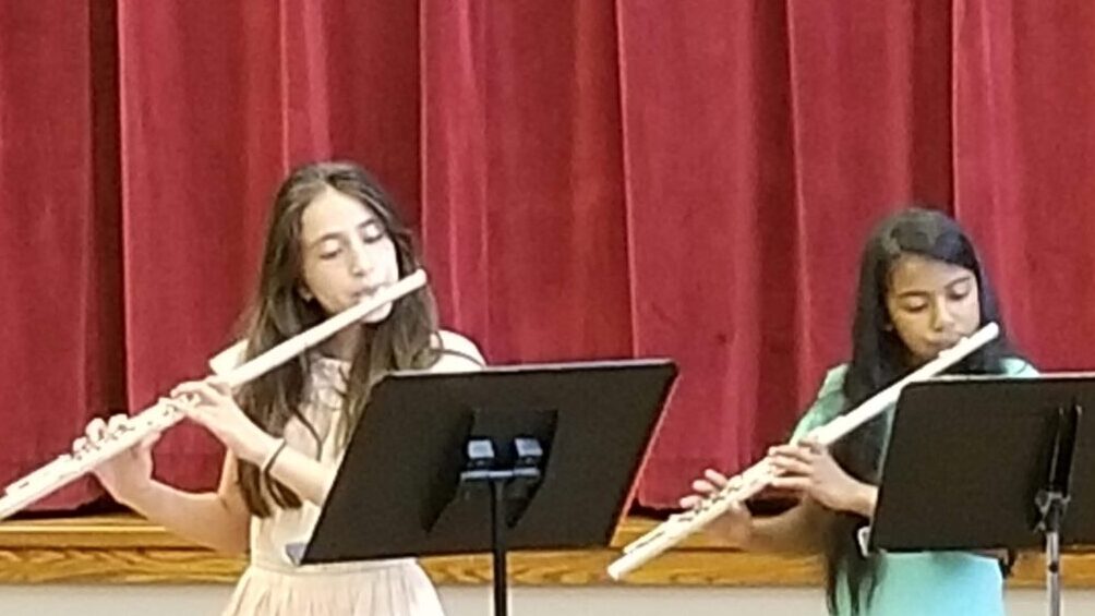 young flute players play in ensemble concert